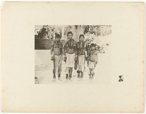 Groepsportret van drie onbekende Caraïben-vrouwen en een kind, Paramaribo