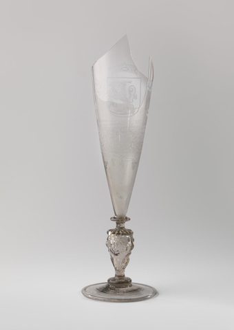 Fluitglas met het gekroonde wapen van de Republiek der Verenigde Nederlanden